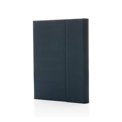 Carnet A5 en rPET Aware™. Le carnet contient 64 feuilles/128 feuilles de papier ligné 80gm/s de couleur crème. À l'intérieur, vous trouverez 1 grande pochette, 2 emplacements pour cartes et un passant stylo. Fermeture magnétique. Avec le traceur AWARE™ qui valide l'utilisation authentique de matériaux recyclés. Chaque portefeuille a réutilisé 6,5 bouteilles PET de 0,5L. 2 % des recettes de chaque produit Impact vendu seront reversés à Water.org. Sans PVC.<br /><br />NotebookFormat: A5<br />NumberOfPages: 128<br />PaperRulingLayout: Pages lignées
