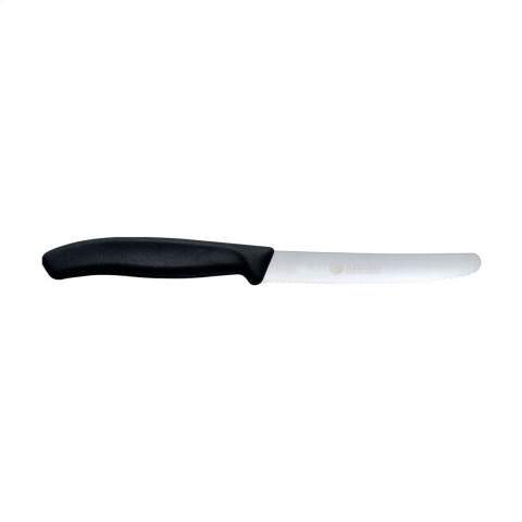 Topkwaliteit tafelmes van het merk Victorinox Swiss Classic. Het kwalitatief hoogwaardig RVS lemmet (11 cm) is gekarteld en heeft een ronde punt. Met kunststof heft. Door de ergonomische vormgeving ligt dit mesje zeer fijn in de hand. Te gebruiken bij het eten van een maaltijd of bij tal van klusjes in de keuken. vaatwasserbestendig. Exclusief Victorinox beschermhoes. Deze is los verkrijgbaar (art.nr. 0692).