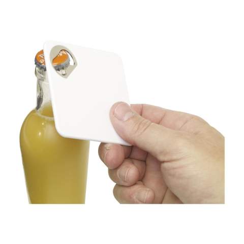 Dessous-de-verre et ouvre-bouteille en une seule pièce. Avec une base antidérapante. Peut être marqué avec votre propre photo, logo ou design en full-color. Le cadeau parfait à envoyer dans votre mailing.