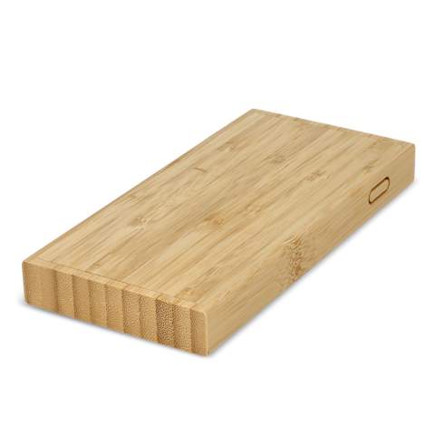 This sustainable 8.000mAh power bank is made from bamboo and features wireless charging (5W). It has three output ports: USB-A (DC5V-2.0A max) and two Type-C ports (DC5V-2.4A max). Equipped with overload, over-discharge, short circuit, and over-voltage protection, it’s a reliable charging solution.