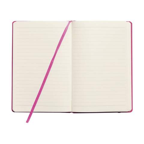 Bloc-notes compact format A5 avec environ 96 feuilles / 192 pages de couleur crème, papier ligné (80 g/m²) certifié FSC Mix. Avec reliure et couverture rigide, poche de rangement, fermeture élastique et marque-page ruban en soie.