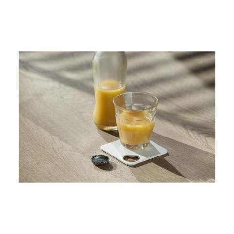 Dessous-de-verre et ouvre-bouteille en une seule pièce. Avec une base antidérapante. Peut être marqué avec votre propre photo, logo ou design en full-color. Le cadeau parfait à envoyer dans votre mailing.