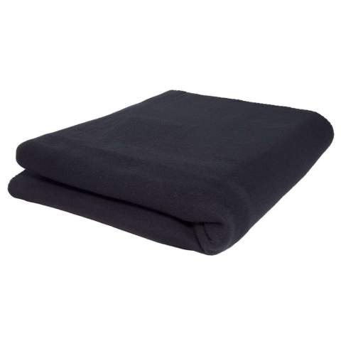 Cette couverture en polaire est la solution idéale pour une soirée confortable et chaleureuse à la maison. Fabriquée à 100% en polyester, cette couverture est douce et chaude, parfaite pour se blottir lors d'une soirée froide. Avec un grammage de 200, la couverture est épaisse et apportera une agréable chaleur. La taille de 150x120cm rend la couverture assez grande pour couvrir confortablement une personne, mais suffisamment compacte pour être emportée lors d'un pique-nique dans un parc ou d'un week-end à l'extérieur. Cette couverture en polaire est un must pour tous ceux qui aiment le confort et la chaleur.