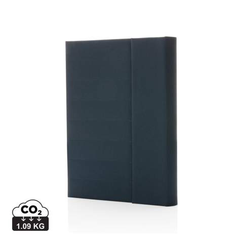 Carnet A5 en rPET Aware™. Le carnet contient 64 feuilles/128 feuilles de papier ligné 80gm/s de couleur crème. À l'intérieur, vous trouverez 1 grande pochette, 2 emplacements pour cartes et un passant stylo. Fermeture magnétique. Avec le traceur AWARE™ qui valide l'utilisation authentique de matériaux recyclés. Chaque portefeuille a réutilisé 6,5 bouteilles PET de 0,5L. 2 % des recettes de chaque produit Impact vendu seront reversés à Water.org. Sans PVC.<br /><br />NotebookFormat: A5<br />NumberOfPages: 128<br />PaperRulingLayout: Pages lignées