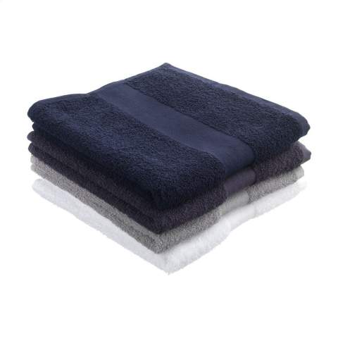 Deze handdoek van het merk Wooosh is gemaakt van 50% gerecycled katoen en 50% katoen. De handdoek heeft een handige lus, een ingeweven band en is rondom mooi afgewerkt met een katoenen bies. De zachtheid van het dicht geweven badstof geeft je een gevoel van luxe en comfort na een verkwikkende douche of een warm bad. De vezels van het 400 grams badstof katoen zijn sterk vochtabsorberend en voelen prettig aan op je huid tijdens het afdrogen. Zo kun je extra genieten van dit moment voor jezelf. Dit badtextiel heeft een tijdloze uitstraling en past in elk interieur. Dit product is GRS-gecertificeerd en geproduceerd met aandacht voor mens en milieu.