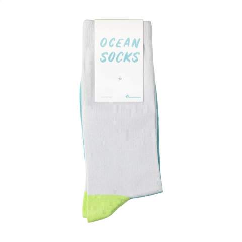 WoW! Socken aus 72% recycelter Baumwolle, 22% recyceltem Nylon und 6% recyceltem Elastan. Einheitsgröße (41-46). Nachhaltig und umweltfreundlich. Wenn Sie diese recycelten Socken tragen, sagen Sie Ja zu einer Welt ohne Abfall. Sie sind Teil der sozialen Plastikrevolution. Dieses Paar Ocean Socks verhinderte, dass 30 Plastikflaschen ins Meer gelangten.   • Mit dem Kauf dieses Produkts unterstützen Sie Plastic Bank®. Plastic Bank® ist eine internationale Organisation mit zwei Hauptzielen, die uns alle etwas angehen: die Armut eindämmen und den Plastikmüll in den Ozeanen reduzieren. Plastic Bank® bezahlt Menschen in Entwicklungsländern für die Abgabe von Plastikmüll. Dieses Plastik wird von Stränden und aus dem Flachwasserbereich der Ozeane, aus Flüssen, von Flussufern und Mülldeponien gesammelt. All dies verhindert, dass der Plastikmüll tatsächlich in die Ozeane gelangt. Der gesammelte Kunststoff wird sortiert, gereinigt und zu Granulat verarbeitet. Aus diesem Granulat werden neue Produkte hergestellt, die das Social Plastic®-Label tragen dürfen. Wird einzeln in einem Kraftkarton geliefert.