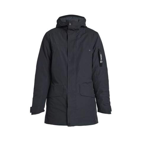 De Vision jacket is een wind- en waterdichte winterjas met een tijdloos minimalistisch ontwerp dat de tand des tijds zal doorstaan. De jas is geïsoleerd met AirPush Insulate™ dat dampregulatie biedt, zelfs als het nat is. De jas is voorzien van getapete naden en Tenson's eigen MPC Extreme technologie (WP 10.000mm / MP 10.000 g/m2/24h) die een extreem effectieve waterdichtheid combineert met een uitzonderlijk ademend vermogen. Voor extra ventilatie kun je de tweewegrits aan de onderkant openen om af te koelen. Zowel de manchetten als de capuchon zijn verstelbaar. Er zijn twee onopvallende borstzakken met ritssluitingen, twee normale zakken voor opslag en een binnenzak met ritssluiting. De Vision MPC Extreme Jacket zal je goed van dienst zijn op koude winterdagen en in de regen. Wordt geleverd met E-dye polyester voering en een PFC-vrije waterafstotende afwerking