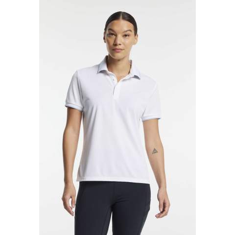 Een functioneel poloshirt is onmisbaar bij racketsporten en werkt even goed bij buitenactiviteiten als andere sporten. Het is gemaakt van 100% gerecycled polyester en sneldrogend, perfect voor als je je in het zweet werkt of op warme dagen.<br /><br />Het heeft een kraag met drie knopen en een discreet Tenson-logo op de arm. Het heeft een normale pasvorm en is verkrijgbaar in alle maten van XS tot en met XXL.