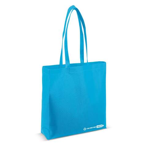 Vier gerecyclede PET flessen zijn hergebruikt voor het materiaal van deze tas. Help met deze tas mee om het plastic afval te verminderen. Door de volledige bodem en zijkant is dit model extra groot.