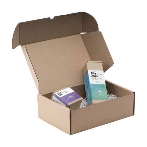 Un luxueux coffret cadeau de parfums de la marque 'We Love The Planet', des produits conçus pour produire une expérience parfumée intense : • Le diffuseur Spiritual Spa (50 ml) est composé de plusieurs huiles 100% essentielles différentes qui, lorsqu'elles sont mélangées ensemble, offrent l'expérience parfumée la plus intense. Cette huile parfumée relaxante et rafraîchissante a un effet neutralisant qui associe l'eucalyptus, la menthe, la lavande, le romarin, l'arbre à thé et le basilic. Avec seulement 2-3 bâtonnets, ces diffuseurs peuvent durer entre 7 et 9 semaines en utilisation normale. Comprend 2 bouquets de petits bâtonnets de kajute. • Bougie à la noix de coco Charming Chestnut  composée à 100% de cire de soja. Ne contient aucun produit chimique, est respectueux de l'environnement et biodégradable. La mèche est en coton non blanchi. Cette bougie ne compte pas moins de 40 à 45 heures de combustion et dégage un parfum exotique crémeux de noix de coco. Chaque coffret est fourni dans une boîte cadeau kraft.