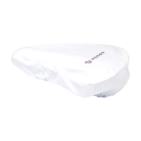 WoW! Housse de selle en PVC recyclé (60% PVC recyclé et 40% PVC vierge). Chaque housse de selle a une feuille de carton à l'intérieur pour l'empêcher de se froisser. La bande élastique en bas n'est pas visible avec ce modèle, elle est bien finie. La housse protège la selle de la saleté et de l'humidité (elle n'est pas étanche à 100%).