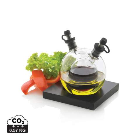 Das Orbit Essig & Öl Set aus mundgeblasenem Glas ist ein geschmackvolles und besonderes Design-Accessoire für Salatliebhaber (Essig und Öl nicht im Lieferumfang enthalten). Geschütztes Design®