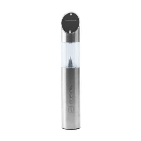 Lampe solaire à LED Grundig. Fabriquée en acier inoxydable et en plastique. Dès qu'il fait sombre, la lumière blanche (2 LED) s'allume automatiquement. L'éclairage solaire idéal pour le jardin ou l'allée. Équipée d'un piquet et facile à déplacer. Après une charge complète, la lampe fournit 6 à 8 heures de lumière. Résistante aux éclaboussures. Le boîtier en acier inoxydable est résistant aux intempéries. Comprend une pile rechargeable AAA Ni-Mh 1,2 V (600 mAh). Emballage par pièce.