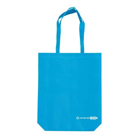 Vier gerecyclede PET flessen zijn hergebruikt voor het materiaal van deze tas. Help met deze tas mee om het plastic afval te verminderen. Door de volledige bodem en zijkant is dit model extra groot.