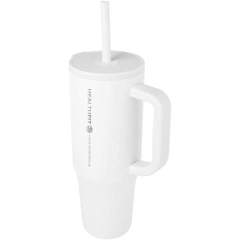 Becher mit einer robusten Außenwand aus RCS-zertifiziertem recyceltem Edelstahl und einer Innenwand aus Kunststoff. Er verfügt über einen integrierten Trinkhalm aus lebensmittelechtem Silikon und einen spritzwassergeschützten Druckdeckel für ein problemloses Trinken. Der Becher eignet sich auch für warme Getränke, es wird jedoch davon abgeraten, diese mit einem Trinkhalm zu trinken. Um das Getränk abkühlen zu lassen, entfernen Sie den Deckel vor dem Trinken. Fassungsvermögen: 900 ml. Nur von Hand reinigen.
