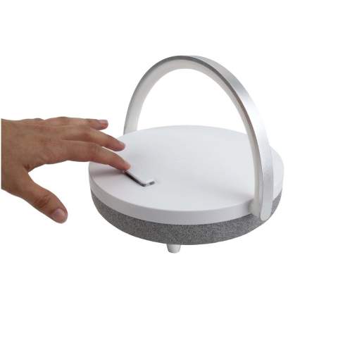 Dieser Artikel hat 4 verschiedene Funktionen: Einen kabellosen Bluetooth® Lautsprecher, eine kabellose Ladestation, eine LED-Lampe mit 3 einstellbaren Helligkeitsstufen und eine Telefonhalterung für Mobiltelefone. Dank der Multifunktionsfähigkeit können Sie Ihre Lieblingsmusik genießen und gleichzeitig Ihr Handy aufladen. Ein Ladekabel Typ-C und ein Zusatzkabel sind im Lieferumfang enthalten.