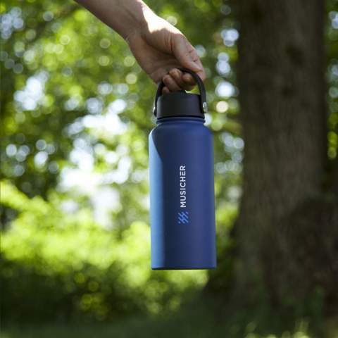 WoW! Robuste doppelwandige, auslaufsichere Wasserflasche/Thermosflasche aus recyceltem Edelstahl. Wunderschön mit einer matten Beschichtung versehen. Mit Schraubverschluss in passender Farbe. Die robuste Flasche verfügt über ein ausklappbarem Mundstück und einen verschließbaren Strohhalm für müheloses Trinken. Der praktische Tragering erleichtert das Mitnehmen der Flasche. Geeignet für Kaltgetränke. Dank des großzügigen Fassungsvermögens hast du immer genug dabei, egal ob du unterwegs, beim Sport, bei der Arbeit oder auf Abenteuerreise bist. Nicht spülmaschinengeeignet.    RCS-zertifiziert. Gesamtes recyceltes Material: 87%. Fassungsvermögen 900 ml.     Edelstahl kann viele Male recycelt werden – die Qualität des Materials bleibt dabei weitgehend erhalten. Durch die Verwendung von recyceltem Edelstahl kommt eine geringere Menge an neuen Rohstoffen zum Einsatz. Das bedeutet weniger Energieverbrauch und weniger Wasserverbrauch. Verpackt pro Stück.
