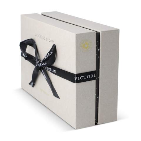 Deze Luscious Bloom set, bestaande uit een geurkaars en een diffuser  van het Zweedse merk Victoria, decoratieve geurverspreiders met een heerlijk bloemige en rustgevende geur. De set is verpakt in een luxe geschenkdoos, voorzien van een striklint. De glazen oliehouder heeft een inhoud van 50 ml en kan tot wel 3 weken meegaan en de kaars heeft 15 branduren.