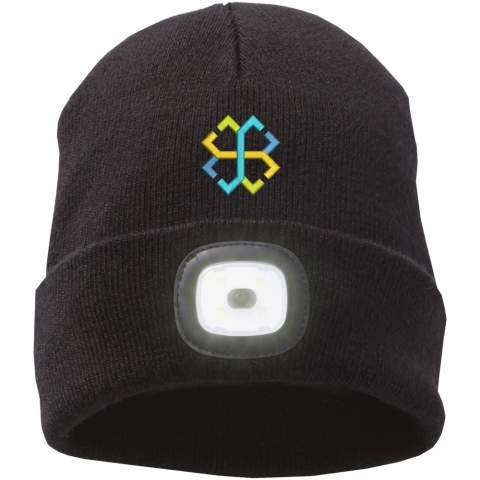 De Mighty LED gebreide muts - een perfecte combinatie van warmte en functionaliteit. Gemaakt van dik acryl in een 1x1 rib breisel, biedt deze dubbellaagse muts veel warmte. Maar wat deze muts zo bijzonder maakt, is de innovatieve, afneembare LED-hoofdlamp met drie helderheidsstanden. Hij is handig weggestopt in de manchet en kan gemakkelijk worden verwijderd om te wassen en wordt opgeladen met een USB-A kabel (niet meegeleverd). Of je nu de kou trotseert of extra zichtbaarheid in het donker nodig hebt, deze muts is je betrouwbare metgezel voor alle avonturen. Verhoog je wintergarderobe met de gebreide Mighty LED beanie, waar mode en functie naadloos in elkaar overgaan.