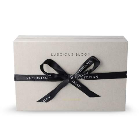 Deze Luscious Bloom set, bestaande uit een geurkaars en een diffuser  van het Zweedse merk Victoria, decoratieve geurverspreiders met een heerlijk bloemige en rustgevende geur. De set is verpakt in een luxe geschenkdoos, voorzien van een striklint. De glazen oliehouder heeft een inhoud van 50 ml en kan tot wel 3 weken meegaan en de kaars heeft 15 branduren.