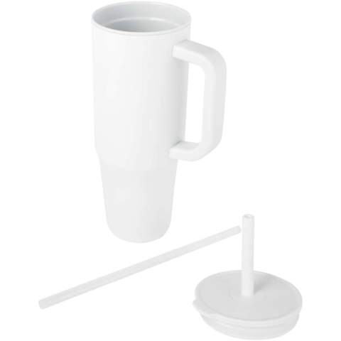 Becher mit einer robusten Außenwand aus RCS-zertifiziertem recyceltem Edelstahl und einer Innenwand aus Kunststoff. Er verfügt über einen integrierten Trinkhalm aus lebensmittelechtem Silikon und einen spritzwassergeschützten Druckdeckel für ein problemloses Trinken. Der Becher eignet sich auch für warme Getränke, es wird jedoch davon abgeraten, diese mit einem Trinkhalm zu trinken. Um das Getränk abkühlen zu lassen, entfernen Sie den Deckel vor dem Trinken. Fassungsvermögen: 900 ml. Nur von Hand reinigen.