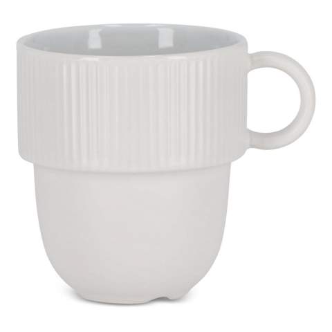 Der Sagaform Inka Becher vereint Stil und Funktionalität. Dieser geräumige, stapelbare Becher ist ideal für den täglichen Gebrauch, sowohl zu Hause als auch am Arbeitsplatz. Mit einem raffinierten runden Boden und einem robusten Rand mit dem charakteristischen Sagaform-Streifen bietet der Becher einen eleganten Look. Der praktische, stilvolle Griff sorgt für eine bequeme Handhabung. Perfekt kombinierbar mit dem Inka Becher ohne Henkel und leicht stapelbar. Die cleveren Abflusskanäle im Boden verhindern, dass Wasser in der Spülmaschine zurückbleibt. Entworfen von Studio Sagaform, eine zeitlose Ergänzung für jedes Interieur.