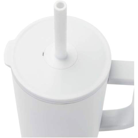 Becher mit einer robusten Außenwand aus RCS-zertifiziertem recyceltem Edelstahl und einer Innenwand aus Kunststoff. Er verfügt über einen integrierten Trinkhalm aus lebensmittelechtem Silikon und einen spritzwassergeschützten Druckdeckel für ein problemloses Trinken. Der Becher eignet sich auch für warme Getränke, es wird jedoch davon abgeraten, diese mit einem Trinkhalm zu trinken. Um das Getränk abkühlen zu lassen, entfernen Sie den Deckel vor dem Trinken. Fassungsvermögen: 900 ml. Nur von Hand reinigen.