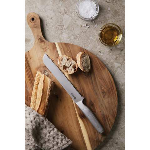 Hochwertiges Brotmesser aus japanischem Stahl (420 J2). Mit diesem scharfen Brotmesser krümelt das Brot nicht, wenn Sie es schneiden.