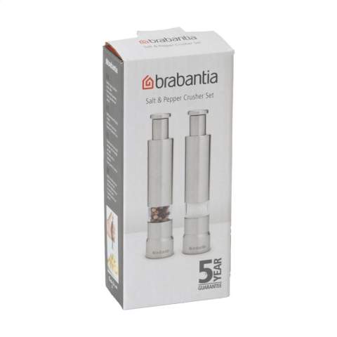 Een set van twee compacte, handige molens van het merk Brabantia, één voor zout en één voor peper. De molens zijn klein van formaat maar stevig en zwaar uitgevoerd. Gemaakt van RVS met een transparant kunststof venster voor zicht op de inhoud. Eenvoudig open te draaien om bij te vullen. Voorzien van een S en P op de bovenzijde. De molens zijn met één hand te bedienen. Gemaakt van 55% gerecycled materiaal. 100% recyclebaar. Met 5 jaar fabrieksgarantie.