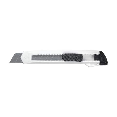 Cutter avec 7 lames de réserve. Attention, la législation en vigueur s'applique concernant la possession et / ou le transport de couteaux ou d'outils multifonctions en public.