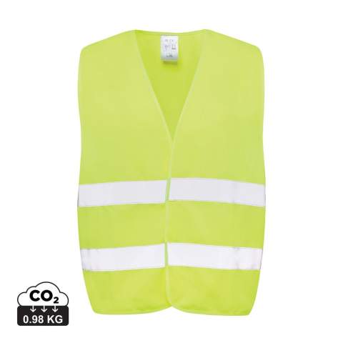 Gilet haute visibilité de signalisation conçu pour les personnes dont la taille est comprise entre 164 et 198 cm. Ce gilet offre un large espace de marquage sur le devant et le dos, ce qui le rend idéal pour un usage professionnel où la visibilité est primordiale. Il est doté d'un fond fluorescent et de bandes réfléchissantes, ce qui le rend conforme à la norme EN ISO 20471:2013+A1:2016. De plus, les vêtements sont marqués du symbole CE pour affirmer leur conformité au règlement européen 2016/425/UE, le classant dans la catégorie II des équipements de protection individuelle. Fabriqué avec du PET recyclé certifié GRS. Contenu recyclé total : 67 % sur la base du poids total de l'article. La certification GRS garantit une chaîne d'approvisionnement entièrement certifiée pour les matériaux recyclés.