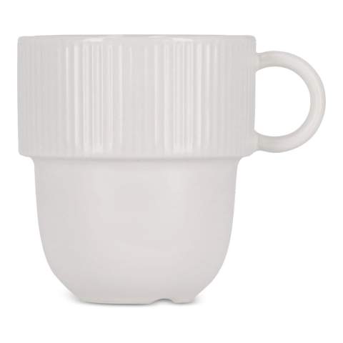 Der Sagaform Inka Becher vereint Stil und Funktionalität. Dieser geräumige, stapelbare Becher ist ideal für den täglichen Gebrauch, sowohl zu Hause als auch am Arbeitsplatz. Mit einem raffinierten runden Boden und einem robusten Rand mit dem charakteristischen Sagaform-Streifen bietet der Becher einen eleganten Look. Der praktische, stilvolle Griff sorgt für eine bequeme Handhabung. Perfekt kombinierbar mit dem Inka Becher ohne Henkel und leicht stapelbar. Die cleveren Abflusskanäle im Boden verhindern, dass Wasser in der Spülmaschine zurückbleibt. Entworfen von Studio Sagaform, eine zeitlose Ergänzung für jedes Interieur.