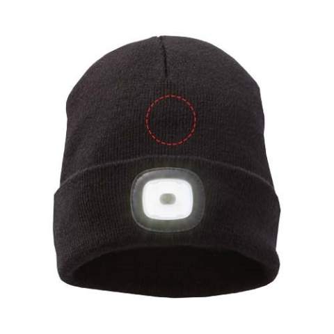 De Mighty LED gebreide muts - een perfecte combinatie van warmte en functionaliteit. Gemaakt van dik acryl in een 1x1 rib breisel, biedt deze dubbellaagse muts veel warmte. Maar wat deze muts zo bijzonder maakt, is de innovatieve, afneembare LED-hoofdlamp met drie helderheidsstanden. Hij is handig weggestopt in de manchet en kan gemakkelijk worden verwijderd om te wassen en wordt opgeladen met een USB-A kabel (niet meegeleverd). Of je nu de kou trotseert of extra zichtbaarheid in het donker nodig hebt, deze muts is je betrouwbare metgezel voor alle avonturen. Verhoog je wintergarderobe met de gebreide Mighty LED beanie, waar mode en functie naadloos in elkaar overgaan.
