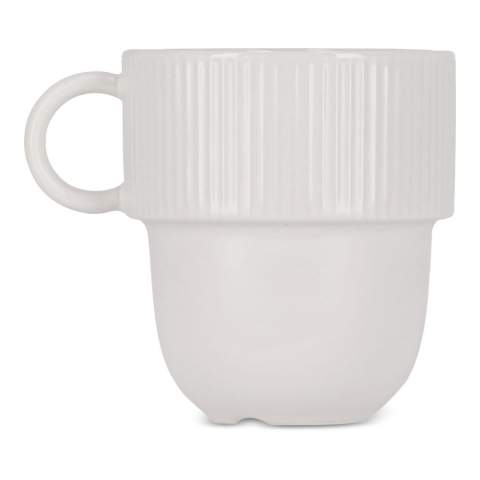 Der Sagaform Inka Becher vereint Stil und Funktionalität. Dieser geräumige, stapelbare Becher ist ideal für den täglichen Gebrauch, sowohl zu Hause als auch am Arbeitsplatz. Mit einem raffinierten runden Boden und einem robusten Rand mit dem charakteristischen Sagaform-Streifen bietet der Becher einen eleganten Look. Der praktische, stilvolle Griff sorgt für eine bequeme Handhabung. Perfekt kombinierbar mit dem Inka Becher ohne Henkel und leicht stapelbar. Die cleveren Abflusskanäle im Boden verhindern, dass Wasser in der Spülmaschine zurückbleibt. Entworfen von Studio Sagaform, eine zeitlose Ergänzung für jedes Interieur.