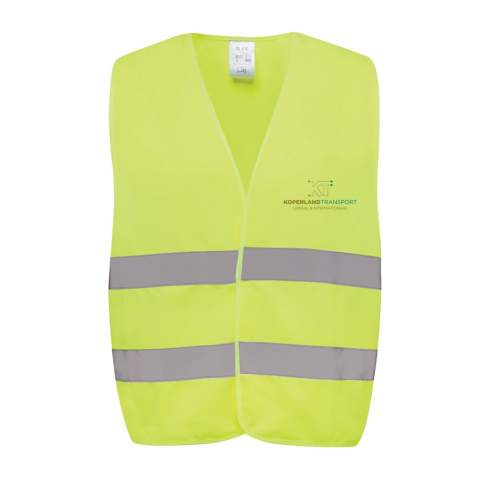 Gilet haute visibilité de signalisation conçu pour les personnes dont la taille est comprise entre 164 et 198 cm. Ce gilet offre un large espace de marquage sur le devant et le dos, ce qui le rend idéal pour un usage professionnel où la visibilité est primordiale. Il est doté d'un fond fluorescent et de bandes réfléchissantes, ce qui le rend conforme à la norme EN ISO 20471:2013+A1:2016. De plus, les vêtements sont marqués du symbole CE pour affirmer leur conformité au règlement européen 2016/425/UE, le classant dans la catégorie II des équipements de protection individuelle. Fabriqué avec du PET recyclé certifié GRS. Contenu recyclé total : 67 % sur la base du poids total de l'article. La certification GRS garantit une chaîne d'approvisionnement entièrement certifiée pour les matériaux recyclés.