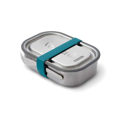 De eerste echt lekvrije roestvrijstalen lunchbox. Het is een 3-in-1, multifunctionele lunchbox waarmee je je lunch kunt vervoeren, gerechten in de oven kunt bereiden en zelfs voorgekookte maaltijden in de vriezer kunt bewaren. Dit ontwerp is gemaakt van duurzaam roestvrij staal en is perfect om uw culinaire creaties in stijl mee te nemen. Het grijpt terug op de vintage leger- of kampeerkantines van weleer, maar heeft een moderne, minimalistische uitstraling die mooi zal verouderen. Het siliconen ventiel zorgt voor een veilige, vacuümdichte sluiting, dankzij de schuifverdeler kun je de inhoud gemakkelijk scheiden en voor het gemak zijn de vork en de houder toegevoegd.