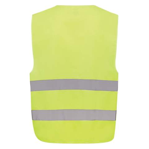 Gilet haute visibilité de signalisation conçu pour les personnes dont la taille est comprise entre 164 et 198 cm. Ce gilet offre un large espace de marquage sur le devant et le dos, ce qui le rend idéal pour un usage professionnel où la visibilité est primordiale. Il est doté d'un fond fluorescent et de bandes réfléchissantes, ce qui le rend conforme à la norme EN ISO 20471:2013+A1:2016. De plus, les vêtements sont marqués du symbole CE pour affirmer leur conformité au règlement européen 2016/425/UE, le classant dans la catégorie II des équipements de protection individuelle. Fabriqué avec du PET recyclé certifié GRS. Contenu recyclé total : 67 % sur la base du poids total de l'article. La certification GRS garantit une chaîne d'approvisionnement entièrement certifiée pour les matériaux recyclés.