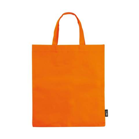Sac non tissé 75gr/m2 anses courtes disponible en différentes couleurs. Grande surface de marquage sur les deux faces, en sérigraphie ou en en transfert digital. Avec le marquage en transfert digital le prix reste le même peu importe le nombre de couleurs de marquage. Tous nos produits sont testés et certifiés, et répondent  aux normes sociales.