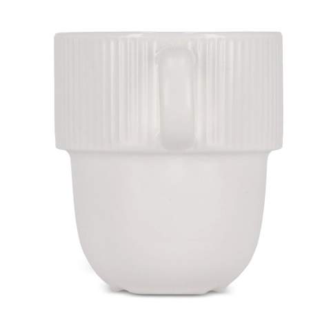 Der Sagaform Inka Becher vereint Stil und Funktionalität. Dieser geräumige, stapelbare Becher ist ideal für den täglichen Gebrauch, sowohl zu Hause als auch am Arbeitsplatz. Mit einem raffinierten runden Boden und einem robusten Rand mit dem charakteristischen Sagaform-Streifen bietet der Becher einen eleganten Look. Der praktische, stilvolle Griff sorgt für eine bequeme Handhabung. Perfekt kombinierbar mit dem Inka Becher ohne Henkel und leicht stapelbar. Die cleveren Abflusskanäle im Boden verhindern, dass Wasser in der Spülmaschine zurückbleibt. Entworfen von Studio Sagaform, eine zeitlose Ergänzung für jedes Interieur.