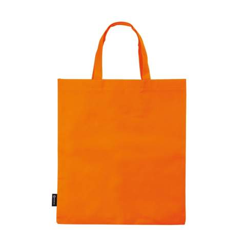 Sac non tissé 75gr/m2 anses courtes disponible en différentes couleurs. Grande surface de marquage sur les deux faces, en sérigraphie ou en en transfert digital. Avec le marquage en transfert digital le prix reste le même peu importe le nombre de couleurs de marquage. Tous nos produits sont testés et certifiés, et répondent  aux normes sociales.