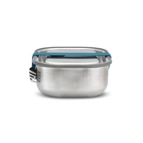 De eerste echt lekvrije roestvrijstalen lunchbox. Het is een 3-in-1, multifunctionele lunchbox waarmee je je lunch kunt vervoeren, gerechten in de oven kunt bereiden en zelfs voorgekookte maaltijden in de vriezer kunt bewaren. Dit ontwerp is gemaakt van duurzaam roestvrij staal en is perfect om uw culinaire creaties in stijl mee te nemen. Het grijpt terug op de vintage leger- of kampeerkantines van weleer, maar heeft een moderne, minimalistische uitstraling die mooi zal verouderen. Het siliconen ventiel zorgt voor een veilige, vacuümdichte sluiting, dankzij de schuifverdeler kun je de inhoud gemakkelijk scheiden en voor het gemak zijn de vork en de houder toegevoegd.
