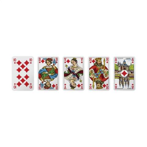 Cartes à jouer en carton robuste de 300 grammes. Avec images néerlandaises sur la face avant (A/H/V/B) et marques de coin. Ces jeux contiennent 52 cartes à jouer et 2 jokers. Emballés dans une boîte en carton avec cellophane. Vous pouvez ajouter votre design en couleur au dos des cartes ainsi que sur la boîte, créant ainsi un jeu de cartes unique et personnalisé pour promouvoir votre marque.