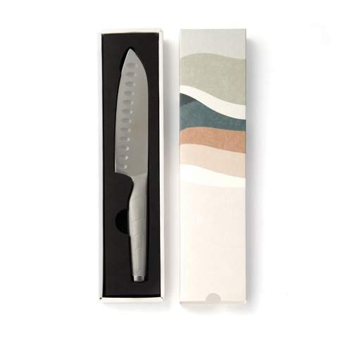 Couteau haute qualité en acier japonais (420 J2). Le santoku est un couteau japonais très polyvalent et se rapproche ainsi d'un couteau de chef traditionnel.  La différence entre les deux est que le couteau santoku est doté d'une lame plus courte, ce qui permet de couper plus rapidement et offre un appui plus confortable pour les articulations. Beaucoup utilisent ce modèle en tant que couteau à tout faire, car il est plus petit et plus maniable.