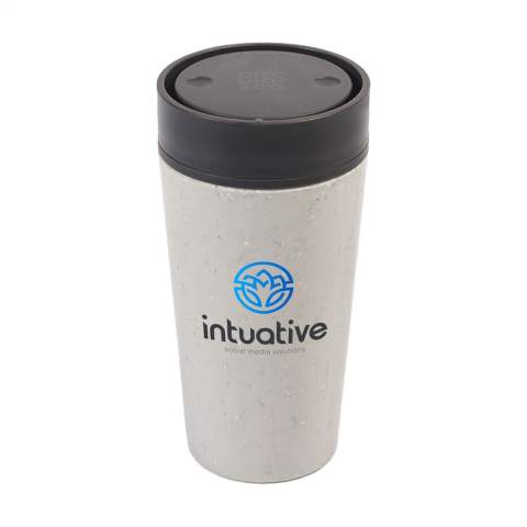 Doppelwandiger, wiederverwendbarer Kaffeebecher-to-go mit Deckel von Circular&Co. Die äußere Isolierschicht dieses Bechers wird aus gebrauchten, recycelten Einweg-Kaffeebechern aus Papier hergestellt. Mit Innenwand und Deckel aus PP. 100% auslaufsicher. Die isolierende Wirkung hält Ihr Heißgetränk länger heiß und Ihr Kaltgetränk länger kalt. Der Deckel ist mit der patentierten 360-Grad-Technologie ausgestattet, die es Ihnen ermöglicht, aus jedem Winkel zu nippen. Der Kaffeebecher lässt sich mit einer Hand und einem Klick öffnen und schließen. Ideal für unterwegs. 100% recycelbar. Spülmaschinengeeignet. Um den Aufdruck zu erhalten, wird Waschen von Hand empfohlen. Fassungsvermögen: 340 ml.      EXTRA INFO: Bei einer Mindestbestellmenge von 5.000 Stück ist der Deckel dieses Produkts in jeder PMS-Farbe erhältlich. Auf diese Weise schaffen Sie eine perfekte Übereinstimmung zwischen Produkt und Aufdruck. Verpackt pro Stück.