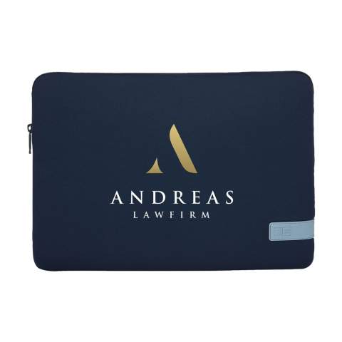 Housse robuste de Case Logic pour ordinateur portable 15,6 pouces. Cette fine housse en polyester est fabriquée à partir de mousse à mémoire de forme haut de gamme (6 mm d'épaisseur), elle offre ainsi une protection optimale. La doublure intérieure douce et moelleuse protège l'ordinateur portable des rayures. La housse possède une ouverture pratique asymétrique avec fermeture éclair.