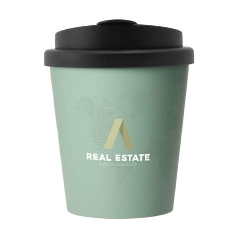 WoW! Dubbelwandige koffie to-go beker. Gemaakt van 100% recyclebaar, stevig bio-plastic. Houdt warme of koele dranken op temperatuur. Deze beker heeft een deksel met drinkopening voorzien van een geïntegreerde sluiting om ongewenst lekken te voorkomen. Past in de standaard drinkhouder van auto's, dus perfect voor onderweg. Food Approved, geur- en smaakneutraal. Niet vaatwasserbestendig. Inhoud 250 ml. Made in Germany.