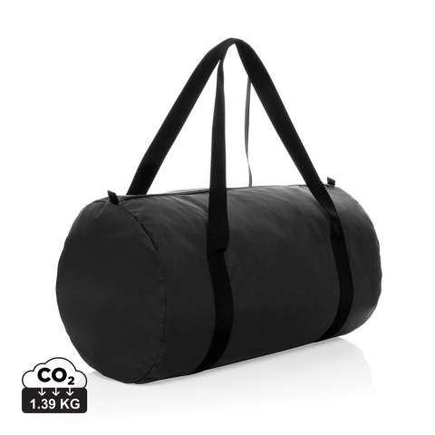 Machen Sie sich bereit für ein sorgloses und angenehmes Reiseerlebnis mit dieser unverzichtbaren Sporttasche. Mit ihrem cleveren, packbaren Design passt diese Sporttasche problemlos in die integrierte Tasche und ist damit eine ideale, platzsparende Lösung für Ihre Reisen. Sie ist federleicht und wiegt nur wenige Gramm, so dass Sie alles Notwendige einpacken können, ohne Ihr Gepäck zusätzlich zu belasten. Hergestellt aus 100% recyceltem Polyester, das mit dem AWARE™-Tracer versehen ist. 2% des Erlöses jedes verkauften Aware™-Produkts werden an Water.org gespendet. PVC-frei.<br /><br />PVC free: true