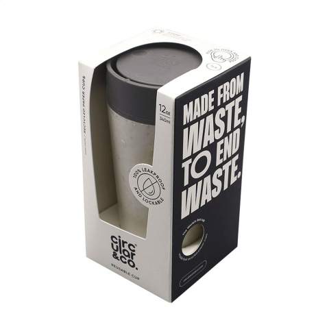 Doppelwandiger, wiederverwendbarer Kaffeebecher-to-go mit Deckel von Circular&Co. Die äußere Isolierschicht dieses Bechers wird aus gebrauchten, recycelten Einweg-Kaffeebechern aus Papier hergestellt. Mit Innenwand und Deckel aus PP. 100% auslaufsicher. Die isolierende Wirkung hält Ihr Heißgetränk länger heiß und Ihr Kaltgetränk länger kalt. Der Deckel ist mit der patentierten 360-Grad-Technologie ausgestattet, die es Ihnen ermöglicht, aus jedem Winkel zu nippen. Der Kaffeebecher lässt sich mit einer Hand und einem Klick öffnen und schließen. Ideal für unterwegs. 100% recycelbar. Spülmaschinengeeignet. Um den Aufdruck zu erhalten, wird Waschen von Hand empfohlen. Fassungsvermögen: 340 ml.      EXTRA INFO: Bei einer Mindestbestellmenge von 5.000 Stück ist der Deckel dieses Produkts in jeder PMS-Farbe erhältlich. Auf diese Weise schaffen Sie eine perfekte Übereinstimmung zwischen Produkt und Aufdruck. Verpackt pro Stück.