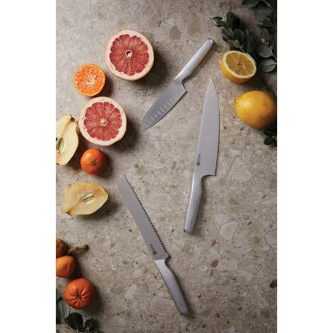 Hochwertiges Messer aus japanischem Stahl (420 J2). Santoku ist ein vielseitiges japanisches Messer und ähnelt damit einem traditionellen Kochmesser. Der Unterschied besteht darin, dass das Santokumesser eine kürzere Klinge hat, mit der man schneller schneiden kann und die zudem eine bequemere Auflage für die Fingerknöchel bietet. Das Messer wird gerne als Allround-Messer verwendet, weil es kleiner und handlicher ist.