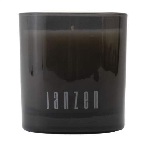 In Glas gegossene Parfümkerze in dem Duft Skin 90 der Marke Janzen. Erfüllen Sie Ihr Heim mit Licht, Atmosphäre und Ihrem Lieblingsduft. Ideal für Ihre Seelenruhe und die perfekte Ergänzung für jeden Raum. Das natürliche Wachs sorgt dafür, dass das Parfüm nach und nach freigesetzt wird. Skin 90 ist ein reichhaltiges Bukett aus Bergamotte und scharfen Gewürzen, tropischer Baumrinde und süßer Tonkabohne, die auch als „verbotene Frucht“ bekannt ist. Pro Stück in einem Geschenkkarton verpackt. Pro Stück in einer Geschenkverpackung.